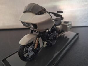 Harley-Davidson CVO Road Glide 2018 grijs Schaal 1:18