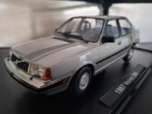 Volvo 360 1987 Schaal 1:18