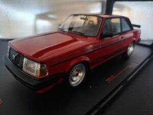 Volvo 240 Turbo Custom 1987 Schaal 1:18