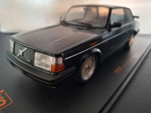 Volvo 240 Turbo Custom 1986 zwart Schaal 1:18