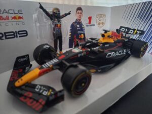 Max Verstappen RB19 WC 2023 + figure+ golden shoes 1:24