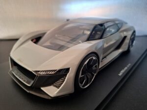 Audi  P8 e-Tron Schaal 1:18