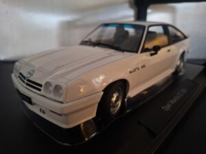 Opel Manta CC GT/E 1982 Schaal 1:18