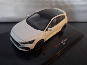 Ford Focus ST 2022 wit/zwart Schaal 1:43