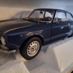 Alfa Romeo 2000 GTV 1973 Schaal 1:18 - Afbeelding 2